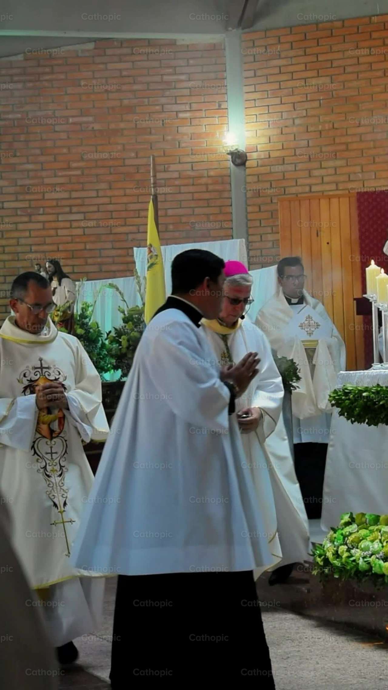 The priest and the altar boys | Cathopic