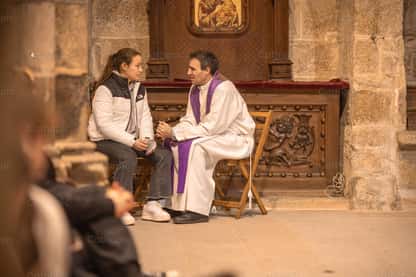 Confesion Confesión en la Casa de Dios - Banco de Imágenes Católicas