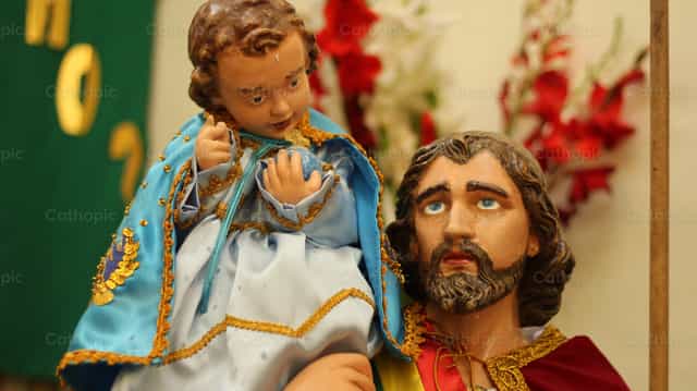 Estatua de San Jose y Jesus - Banco de imágenes católicas