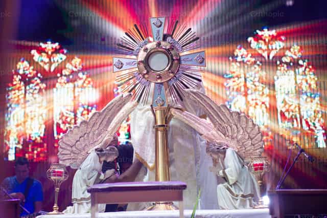 Exposicion del Santisimo en JMJ - Banco de imágenes católicas