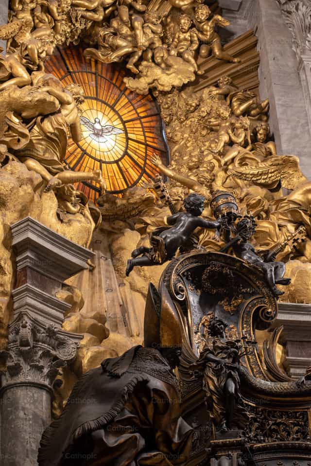 Bintanang Salamin na May Mantsa ng Espiritu Santo sa Basilika ni San Pedro - Mga Catholic stock image
