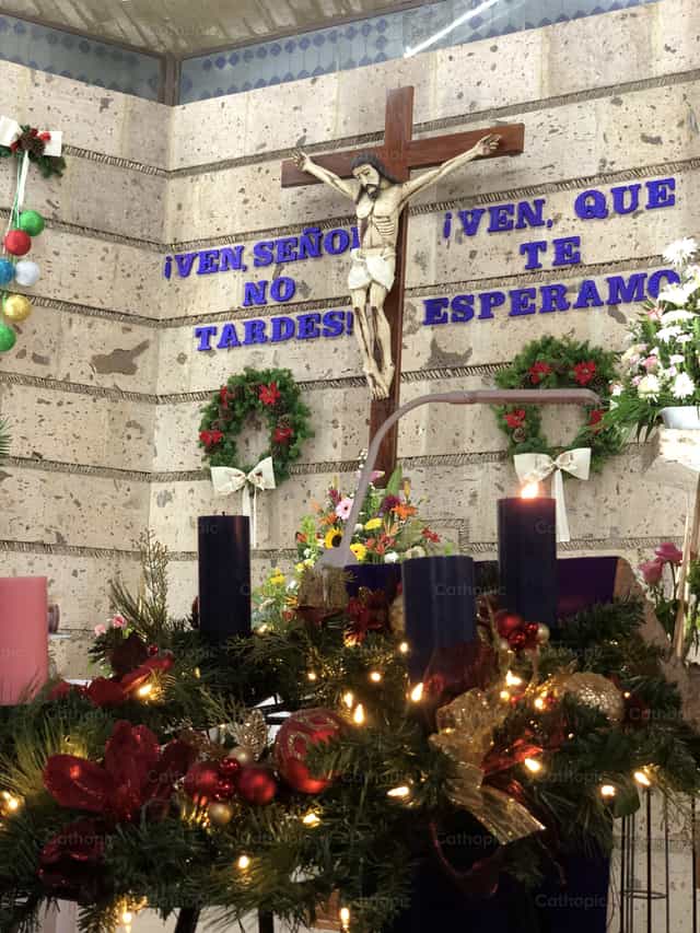 Kirchenaltar im Advent - Katholische Stockfotos