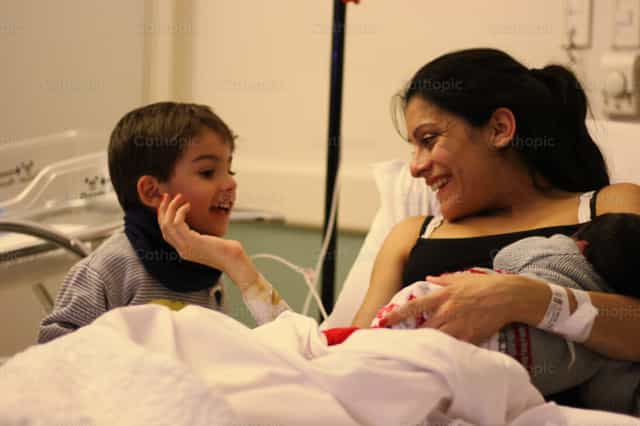 Felicidad por la llegada de un hermanito - Banco de imágenes católicas