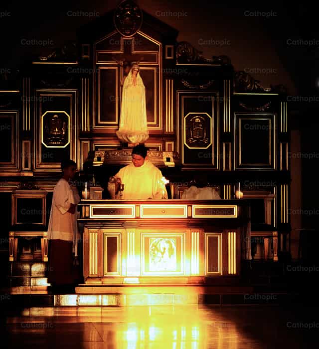 Paring nagbubuhos ng alak sa chalice - Mga Catholic stock image