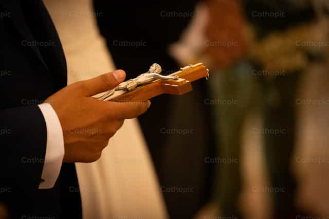 Hombre sosteniendo el Crucifijo - Banco de imágenes católicas