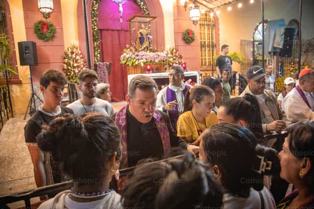 Um sacerdote demonstra compaixão ao conversar com uma pessoa - Imagens católicas de stock - Foto de Yandry Fernández Perdomo