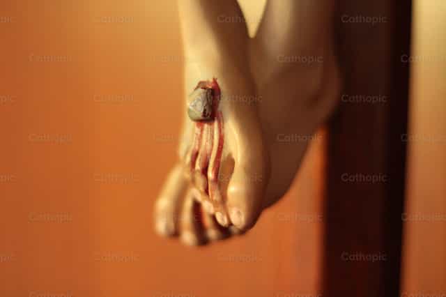 Piaghe ai piedi di Cristo - Immagini stock cattoliche