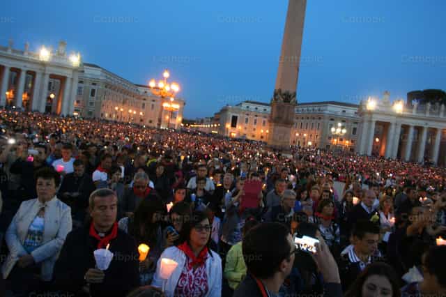Multitud en vigilia - Banco de imágenes católicas
