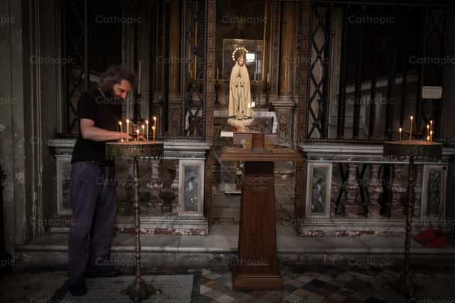 Dans la petite chapelle de La Virgen - Images catholiques de stock - Photo de Yael Portabales