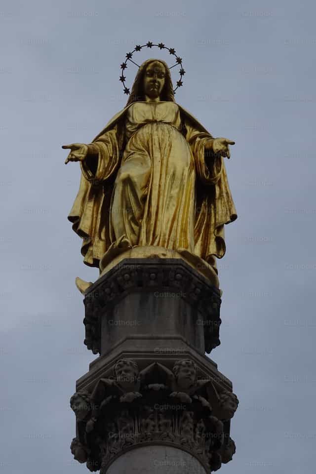 Estatua de la Virgen Maria - Banco de imágenes católicas