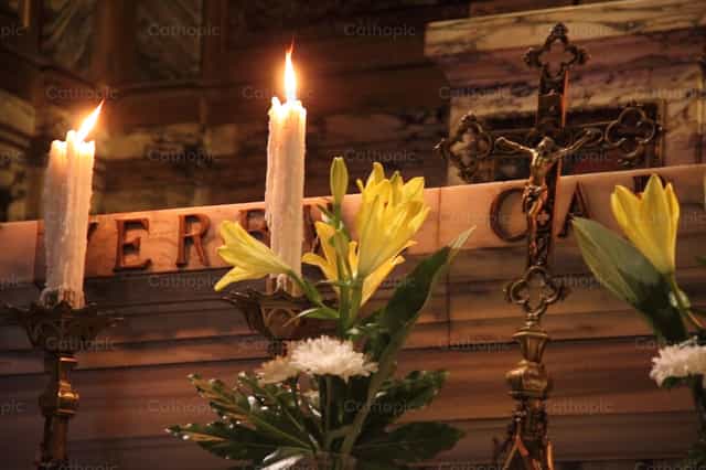 Das Kreuz und das Licht - Katholische Stockfotos