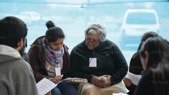 Women sharing a reading - Catholic stock images - Photo by Lucia Ceballos y Spina