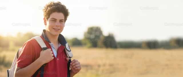 Heilige Carlo Acutis wandelend op het platteland - Katholieke stockfoto's