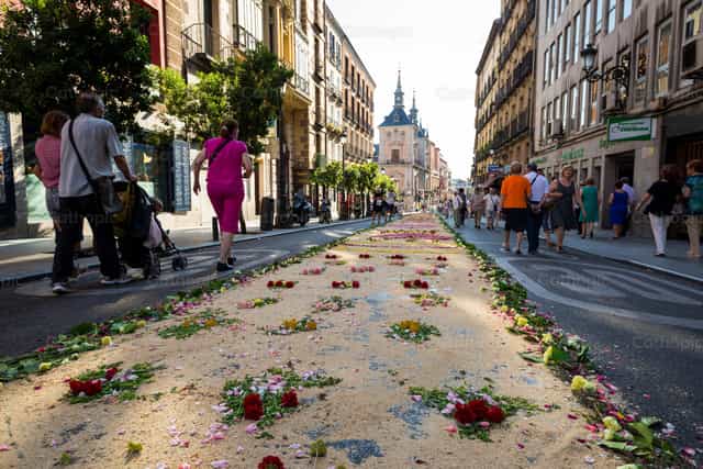 Alfombras en procesion de Corpus Christi - Banco de imágenes católicas - Fotografía por Álvaro García