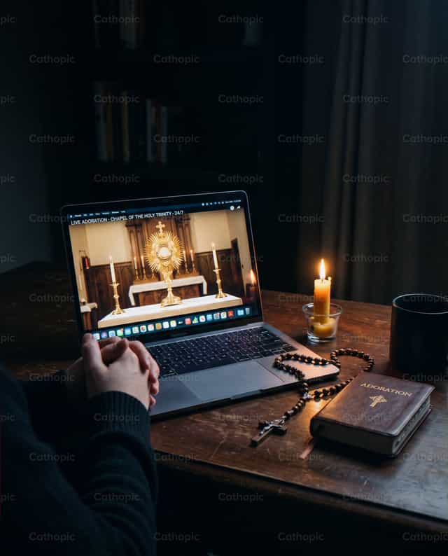 Adorazione virtuale, il laptop mostra l’ostensorio - Immagini stock cattoliche