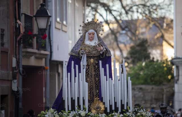 Virgen Dolorosa en Procesion en Espana - Banco de imágenes católicas - Fotografía por Yandry Fernández Perdomo