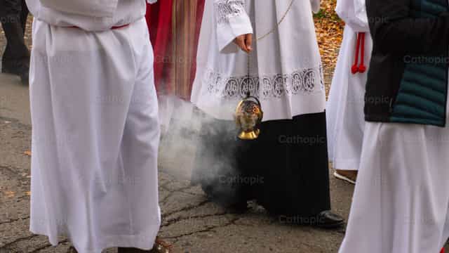 Procesión con incienso - Banco de imágenes católicas