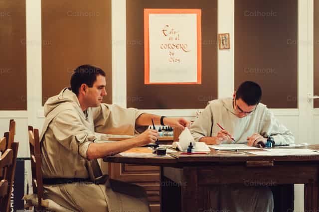 Hermanos del Verbum Spei ilustrando - Banco de imágenes católicas - Fotografía por Almures Studio