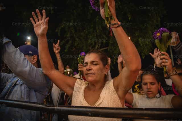 Mujer pobre rezando - Banco de imágenes católicas - Fotografía por Yandry Fernández Perdomo