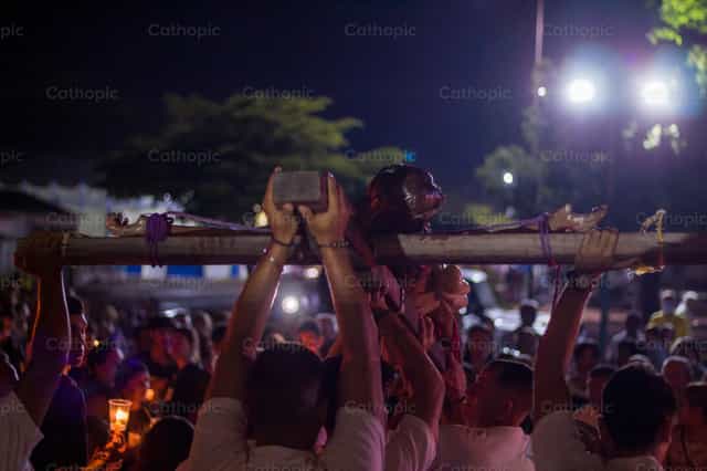 Cristo en brazos - Banco de imágenes católicas