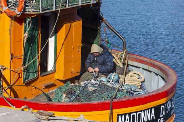 Fisherman and nets - Catholic stock images - Photo by Titi Maciel Pérez