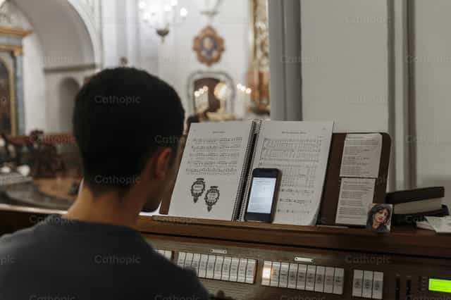 Seminarista tocando el órgano durante un Adoremus - Banco de imágenes católicas - Fotografía por Diócesis de Córdoba