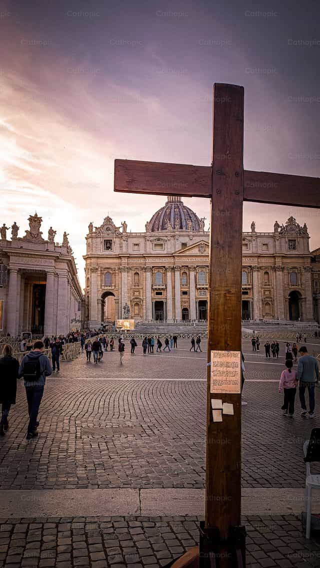 Cruz de la JMJ en San Pedro - Banco de imágenes católicas