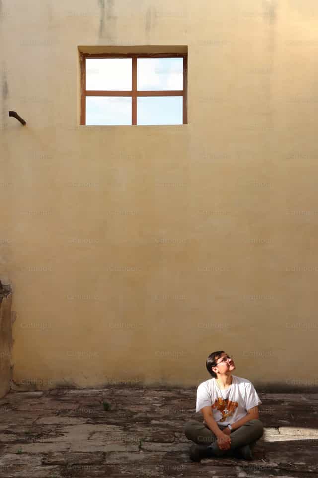 Joven contemplando - Banco de imágenes católicas