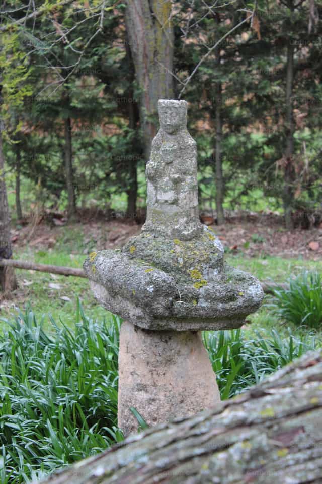 Piedad-Statue im Garten - Katholische Stockfotos
