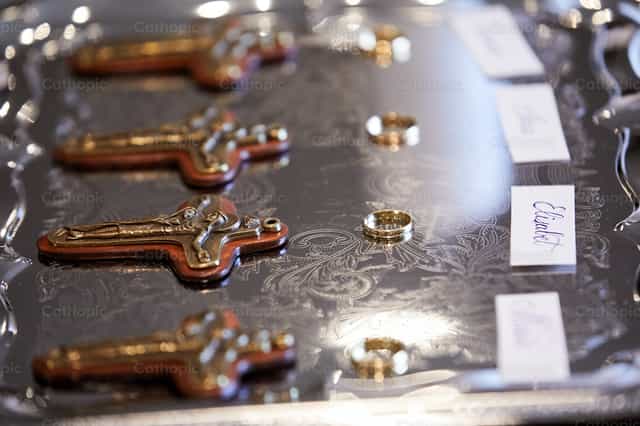 Anillos y cruces de compromiso - Banco de imágenes católicas - Fotografía por Iván W. Jaques