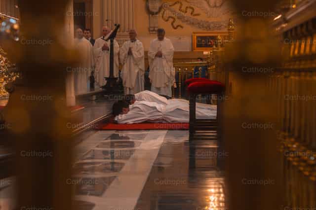 Sacerdotes postrados - Banco de imágenes católicas