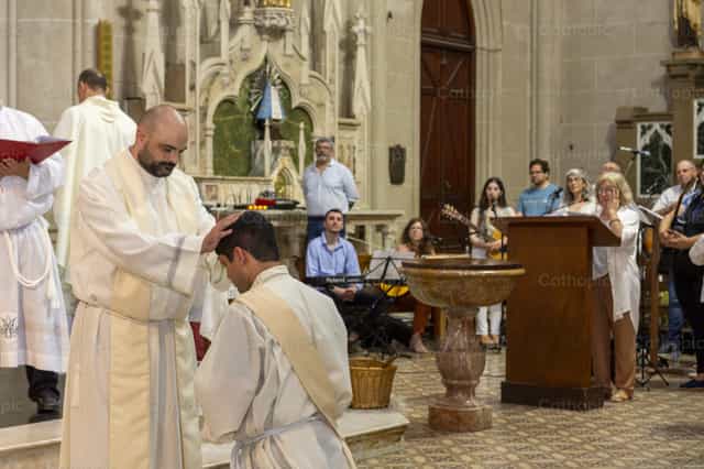 Imposicion de manos - Banco de imágenes católicas - Fotografía por Titi Maciel Pérez