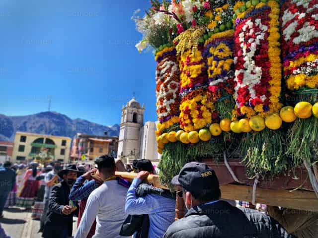Procesión latina en Peru - Banco de imágenes católicas - Fotografía por P. Rodrigo Fernández, IVE