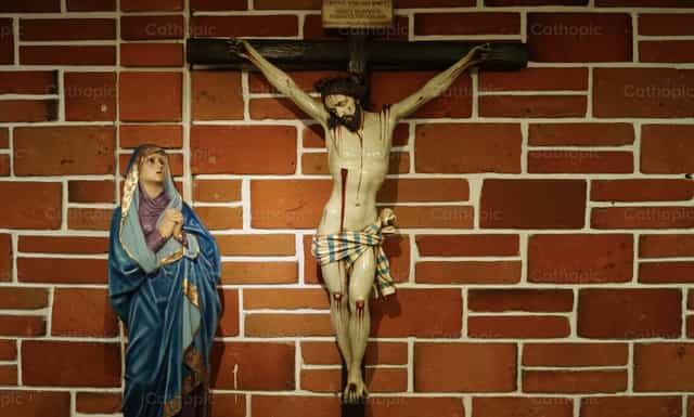 Der Tod des Sohnes und der Schmerz der Mutter - Katholische Stockfotos