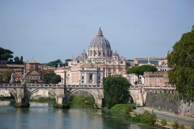Petersdom und der Vatikan von der Tiber aus - Katholische Stockfotos - Foto von yomismo