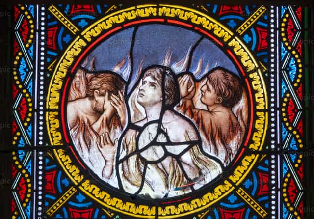 Almas en el fuego del purgatorio - Banco de imágenes católicas - Fotografía por Joan Sutter