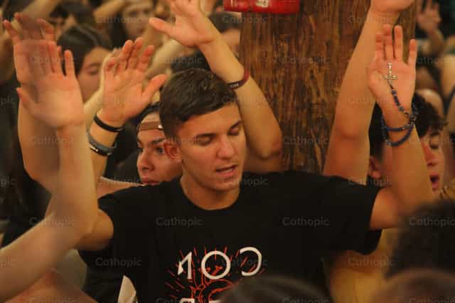 Con las manos levantadas en oración - Banco de imágenes católicas - Fotografía por Thácio Leite