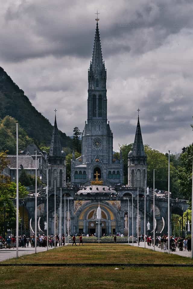 Sanctuaire de Notre-Dame de Lourdes - Images catholiques de stock