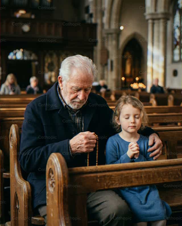 Anciano enseñando a rezar a una niña en una iglesia - Banco de imágenes católicas
