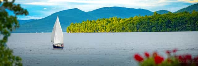 Velero al atardecer en el lago George - Banco de imágenes católicas - Fotografía por William Alexy