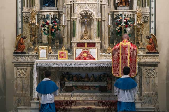 El sacerdote lee la epistola - Banco de imágenes católicas
