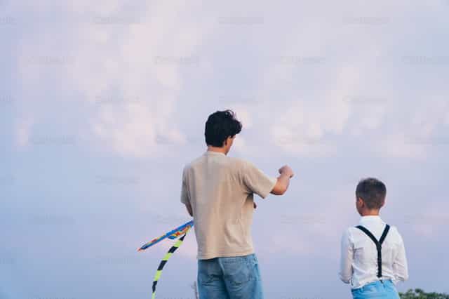 Jugando con cometas - Banco de imágenes católicas - Fotografía por Almures Studio