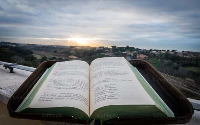 Palabra de Dios al mundo - Banco de imágenes católicas