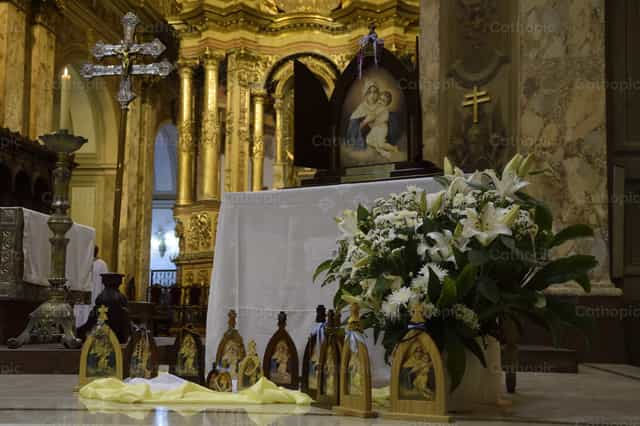 Mujer peregrina - Banco de imágenes católicas