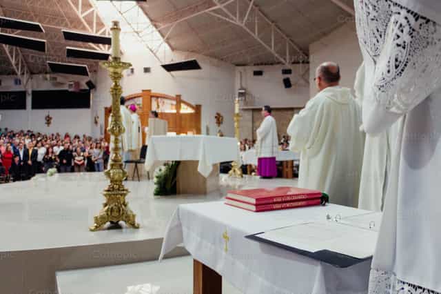 Misa de ordenación sacerdotal - Banco de imágenes católicas