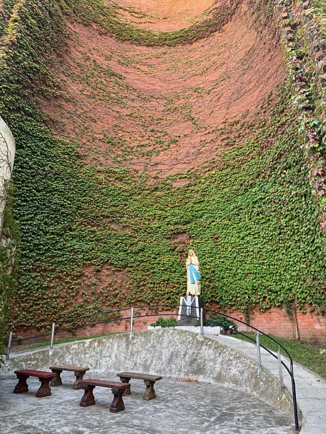 Chiesa di Nostra Signora di Lourdes - Immagini stock cattoliche