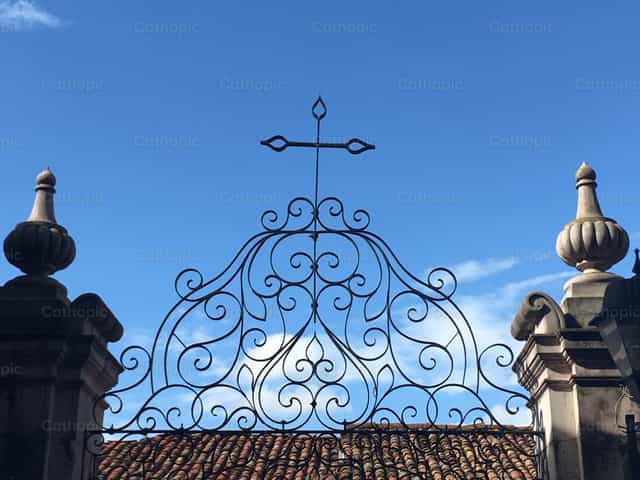 La cruz interviniendo el cielo - Banco de imágenes católicas - Fotografía por luisavila