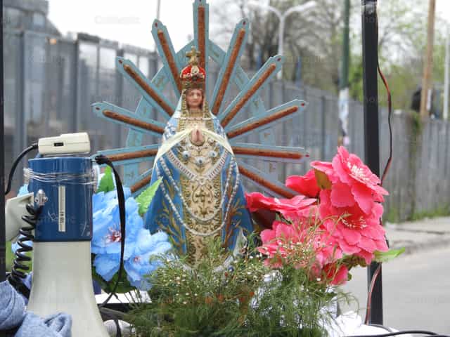 Paseando con la Virgen - Banco de imágenes católicas