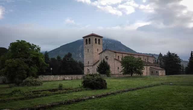 Monasterio en el paisaje - Banco de imágenes católicas - Fotografía por Cristian Gutiérrez, LC