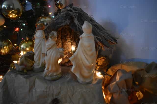 Visita al pesebre - Banco de imágenes católicas